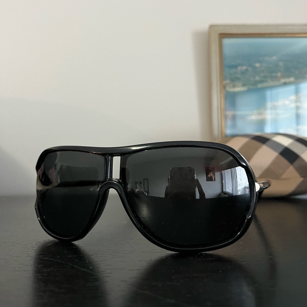 Burberry black sunglasses with case